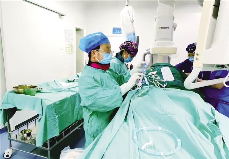 专家团队高效快速抢救心梗患者