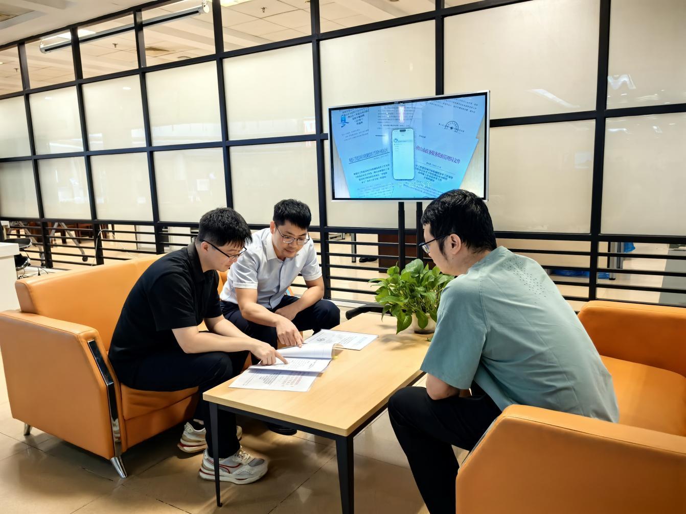 图:代办员服务企业现场
