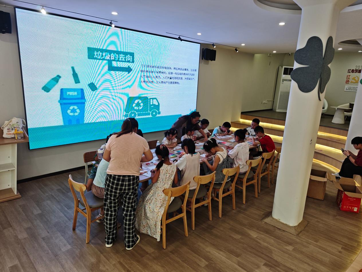 童心巧手拼军梦,垃圾分类伴童行