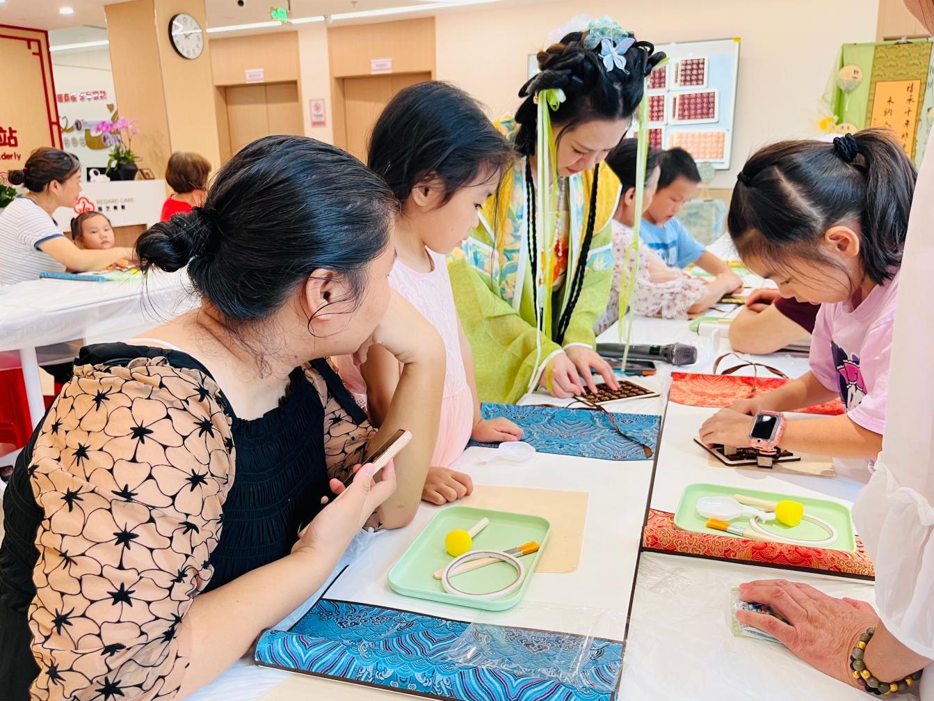 深耕家风建设,赋能邻里温情——流塘社区开展祖孙活字印刷非遗手工活动