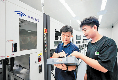 近日，雄安新区科创中心中试基地，最终前沿（雄安）科技有限责任公司技术人员正在调试设备。本报记者 李 畅摄