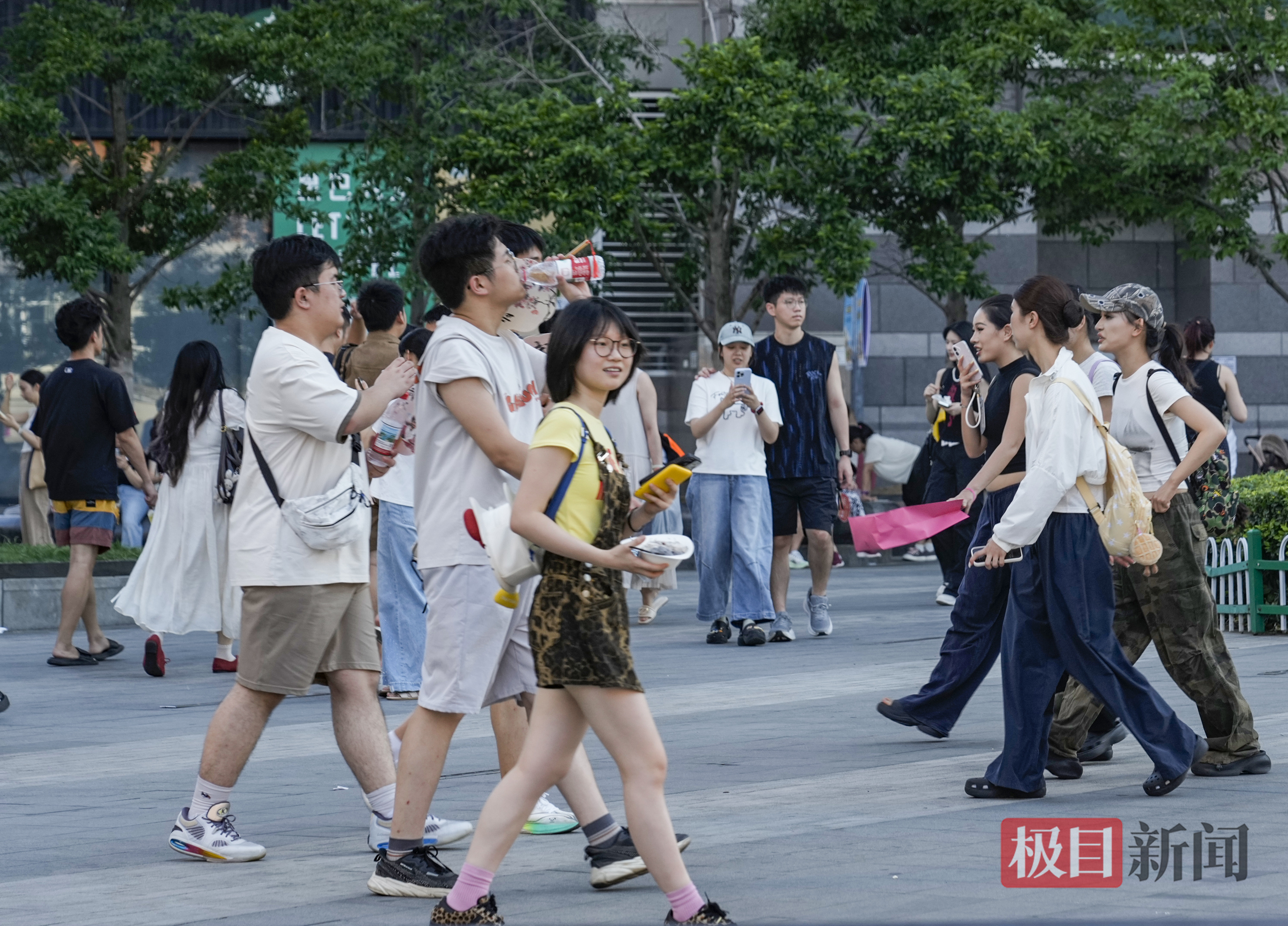 傍晚，江汉路变得熙熙攘攘