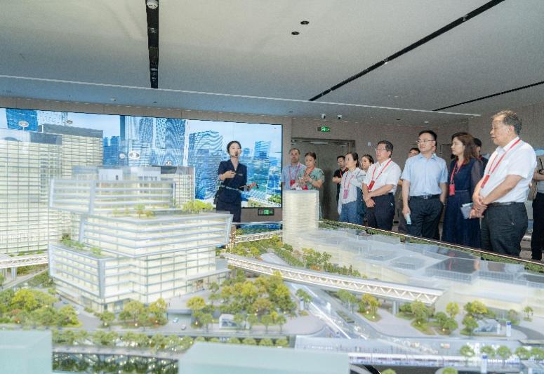 建邺区人大组织市区两级代表视察
