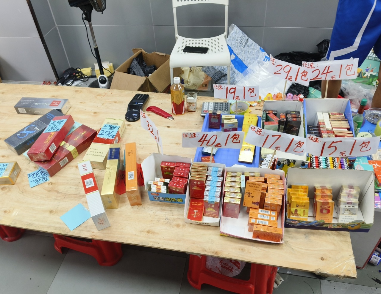 倒闭便利店暗藏玄机 西乡网格员火眼金睛协助查获假烟11条