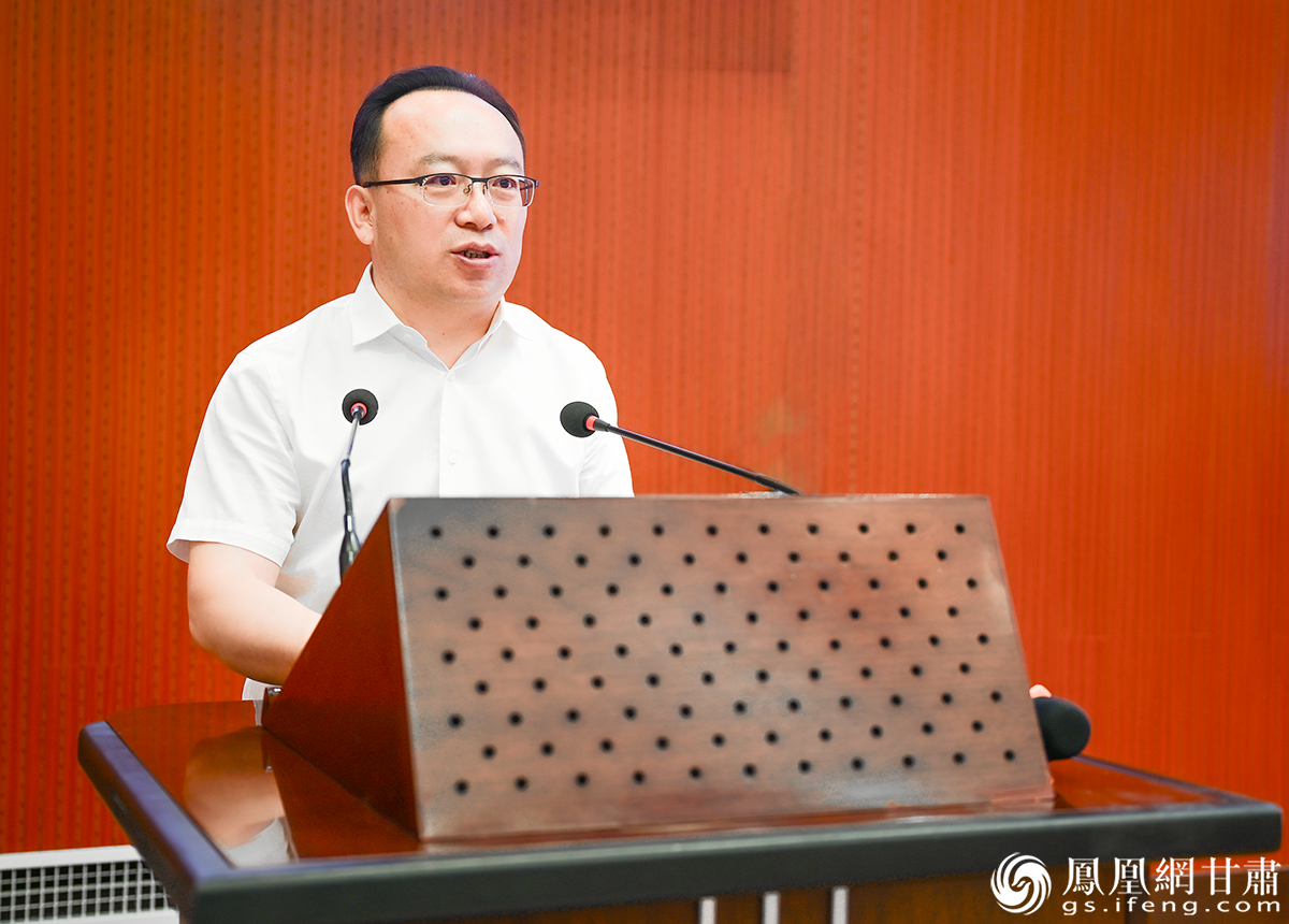 读者出版集团董事长张斌强介绍，“读者”担当就是植根陇原沃土推出彰显本土文化风骨的出版物。
