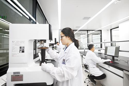 8月5日，位于临西轴承工业园区的中塞（国际）轴承产业实验室，技术人员在检测轴承样品。本报记者 赵永辉摄