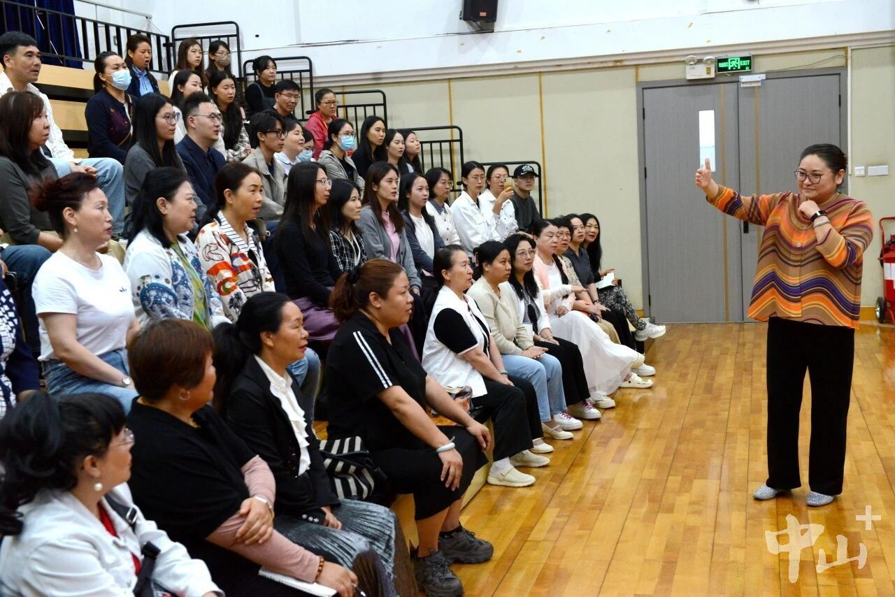 李小莹为中山音乐教师、合唱爱好者及指挥从业者授课。(资料图片 图源:中山市文化馆)