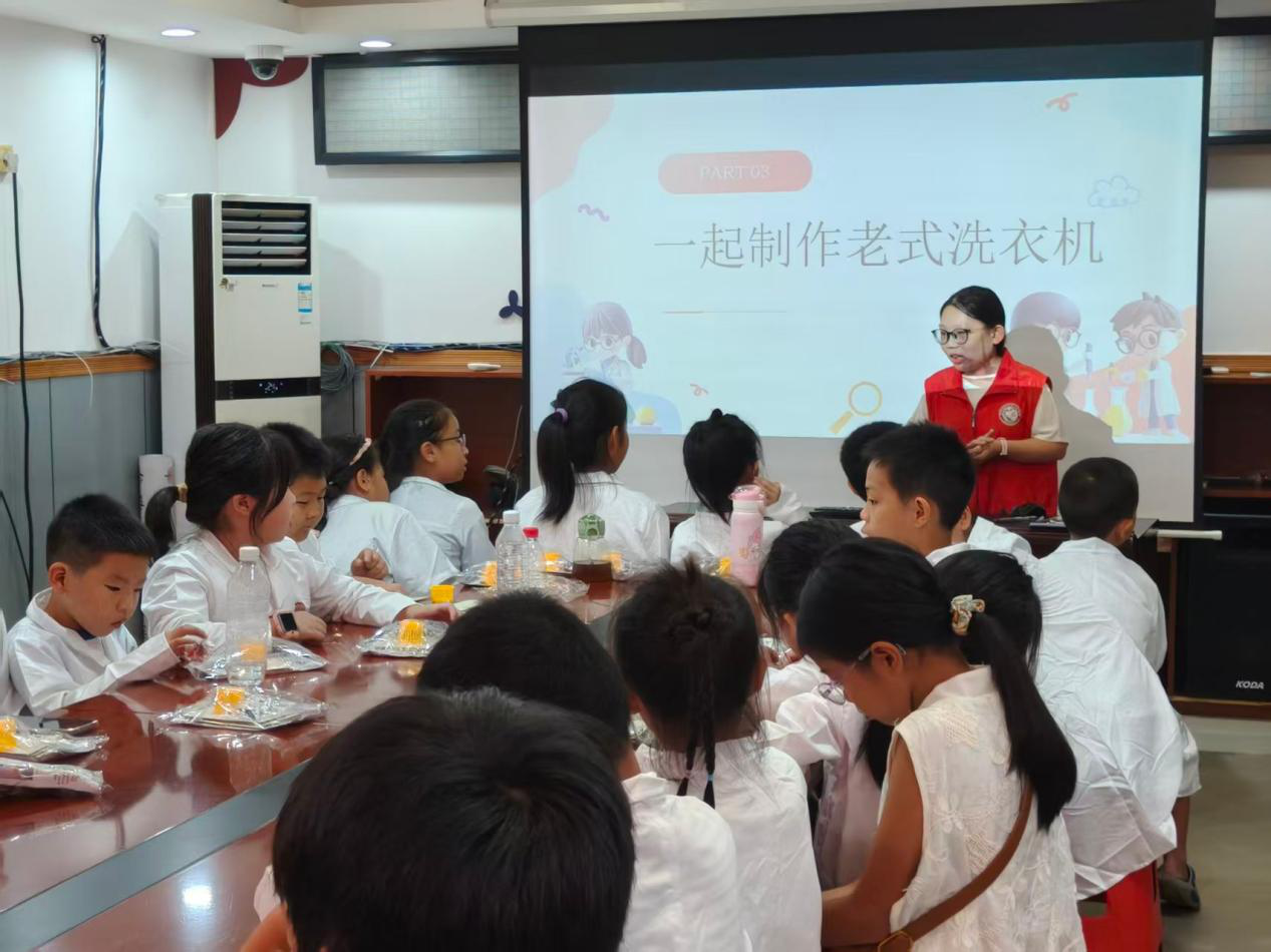 小小科学家“造”动暑假 ——西乡街道龙珠社区青少年巧手复刻“老物件”探索科学奥秘