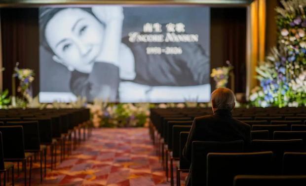 搜狐娱乐讯 2日，施南生追思会举行，其前夫徐克在发言缅怀时眼眶泛红，林青霞称今天戴的围巾是施南生送给自己的，曾志伟称施南生不但影响了自己，还将新艺城，整个演艺界推上高峰。