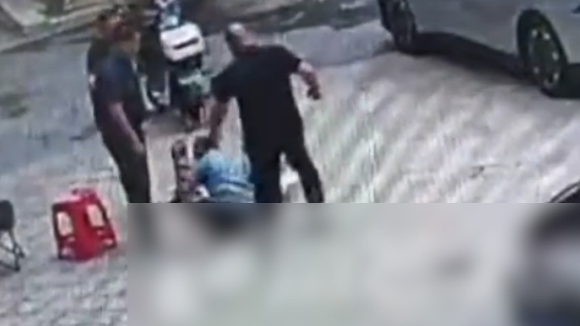 奔驰强停商铺门前，店主劝阻反遭车上两男子殴打致骨折，打人者事后开车逃跑，监控记录下清晰车牌，长沙警方正全力追查涉事人员