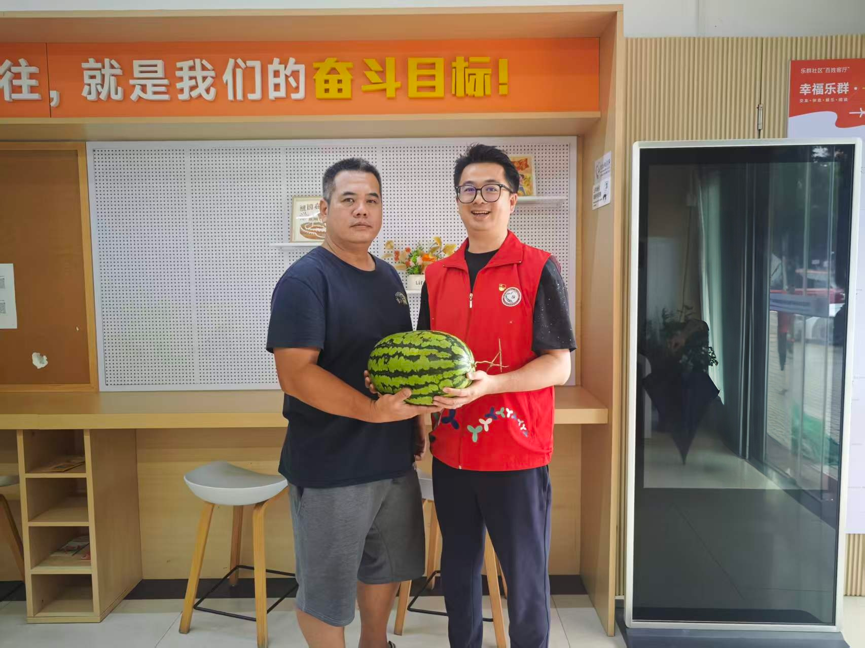 爱心企业联动乐群社区,八一为老兵送上助农西瓜