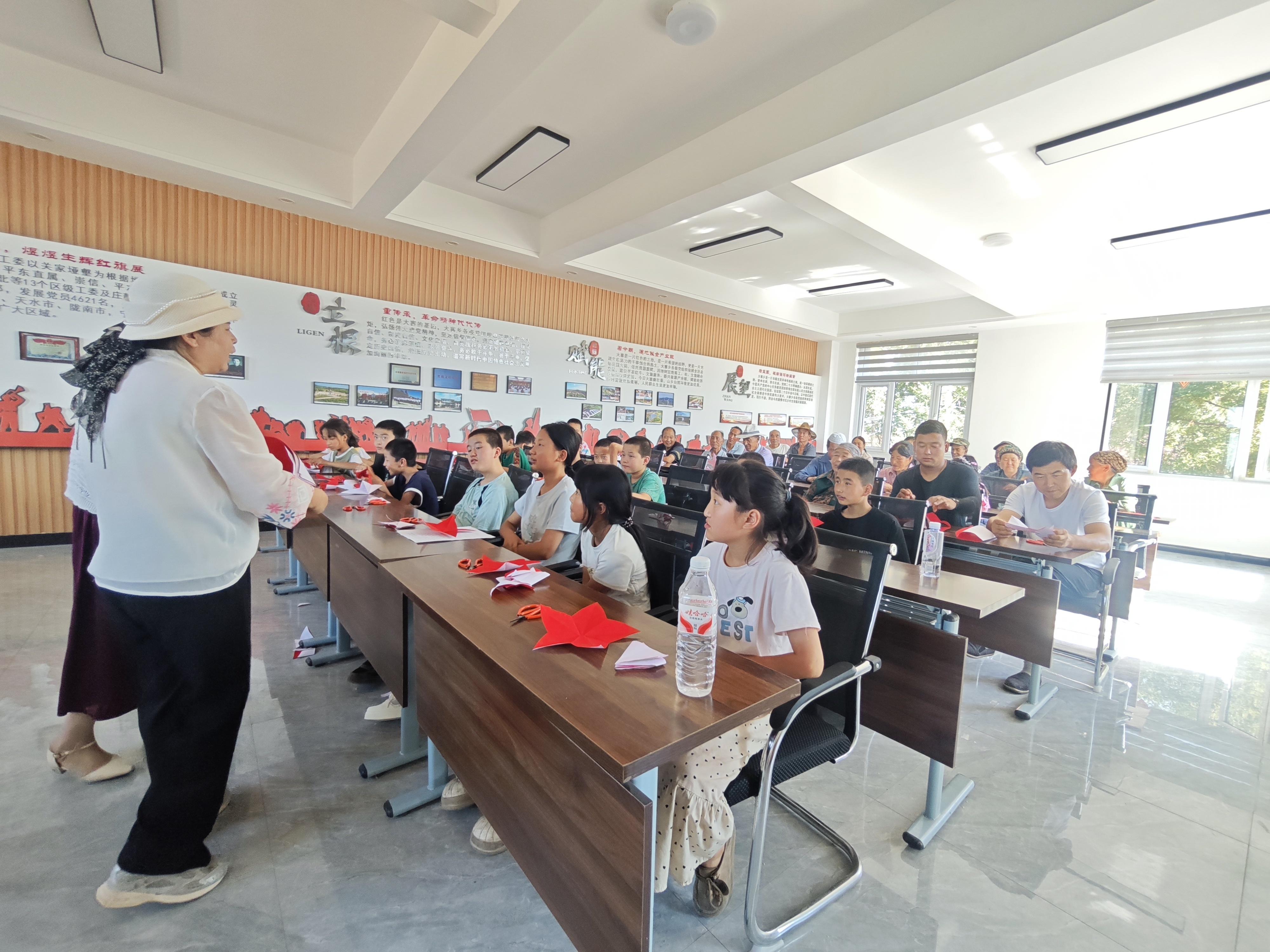 图为孩子们正在进行手工剪纸学习.jpg