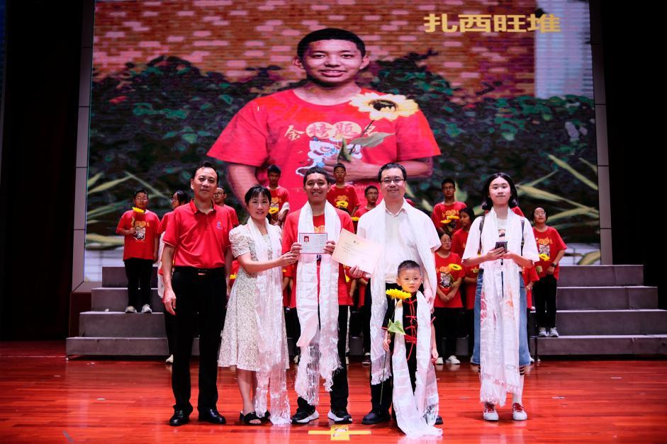 图:扎西旺堆与顺爸顺妈结对合影