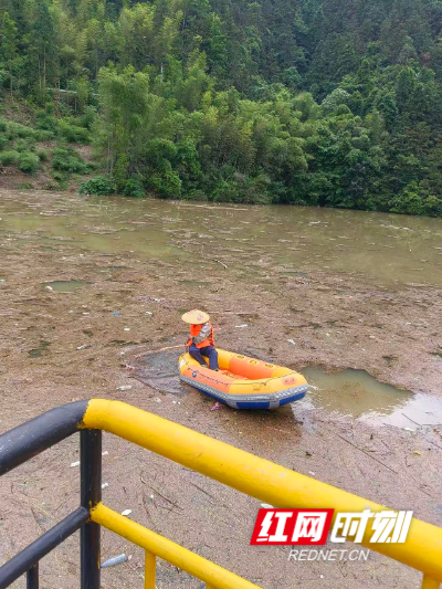 老龙潭水库杂物打捞清障。