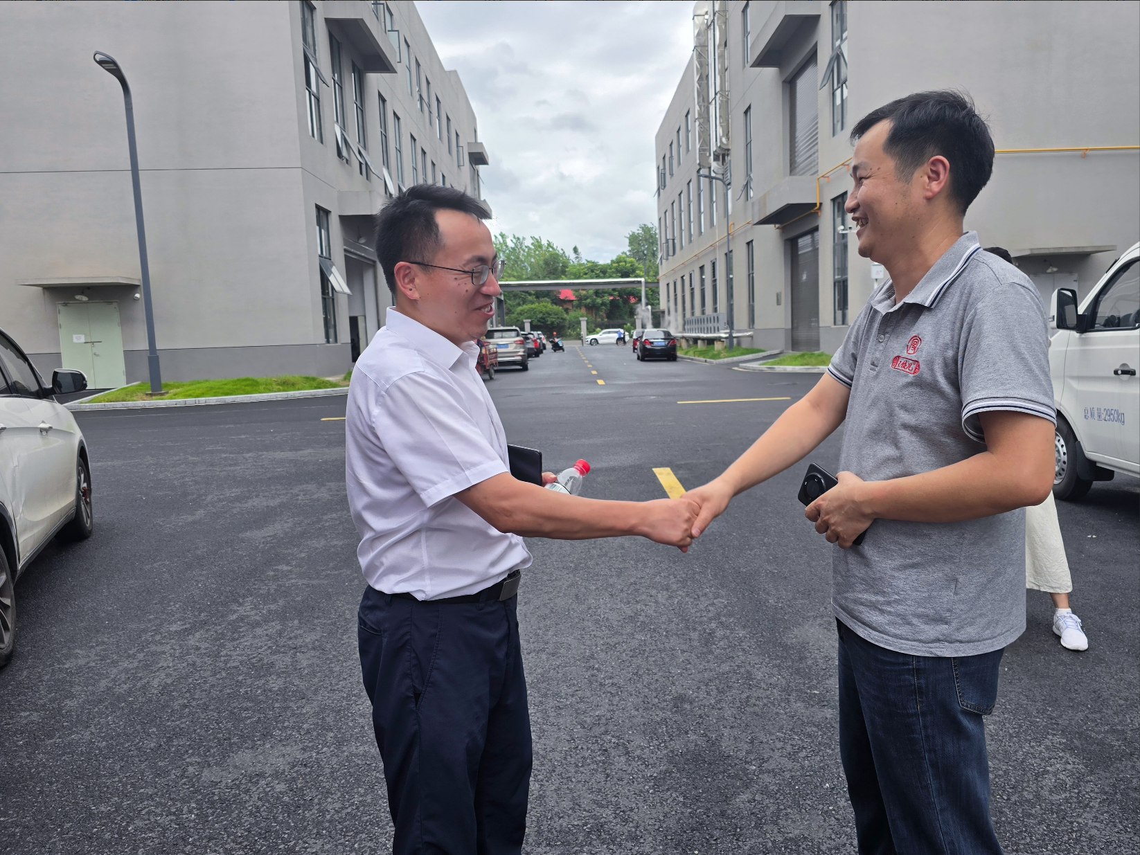 实践团带队老师与王饺儿食品股份有限公司代表洽谈交流