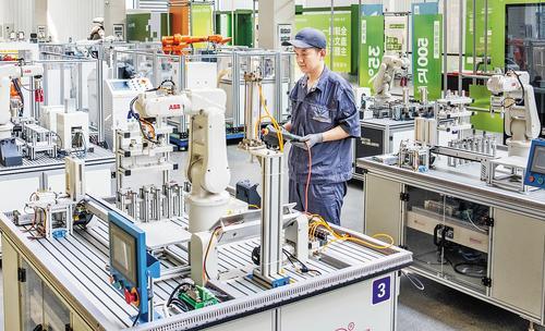 7月29日，唐山百川机器人共享制造工厂，技术人员在车间调试设备。本报记者 赵 杰摄