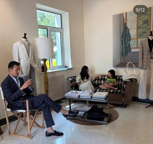朱珠与女儿聊天互动，老公一身西装坐在一旁，好幸福的一家人。