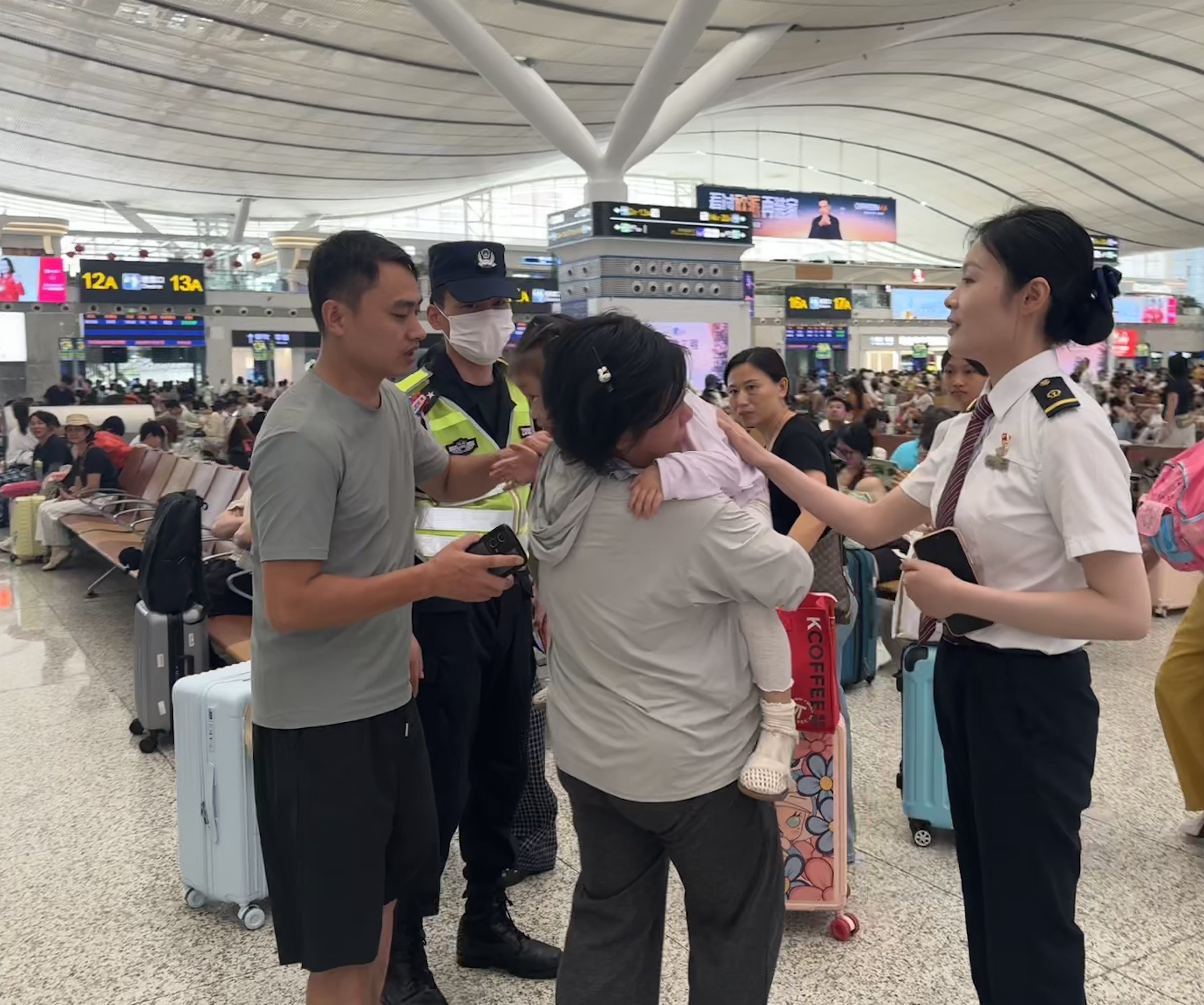 深圳北站暑运旅途护稚童