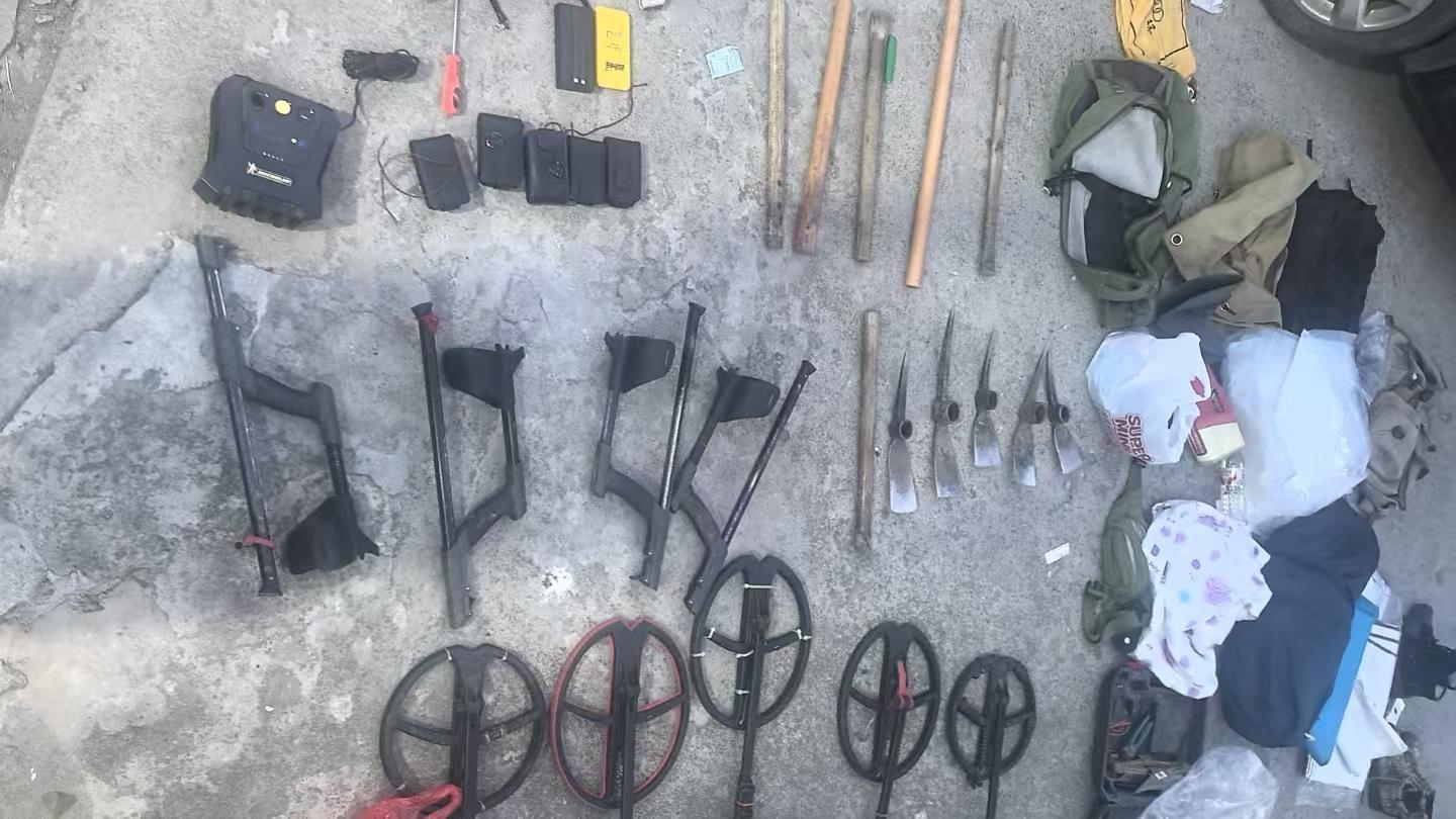 面包车内的作案工具。