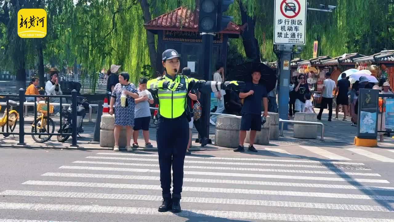 直面酷暑“烤”验 济南女交警穿梭车流护航泉水游