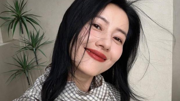 高圆圆晒出游随拍笑容明媚状态松弛