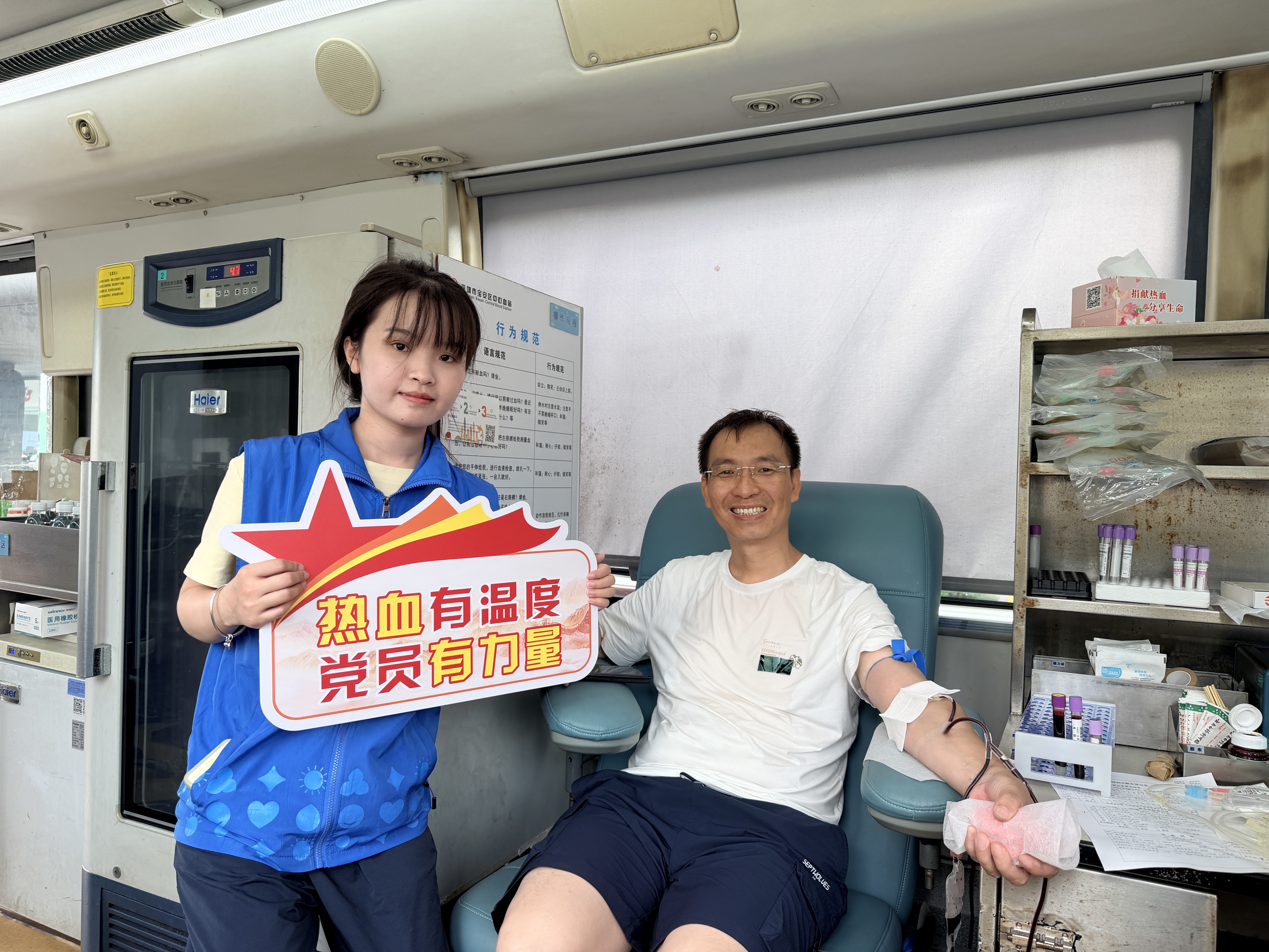 此次活动，共有35人参与献血，其中34人成功献血，累计献血量达12700毫升，切实缓解了宝安区O型血用血紧张局面。下一步，西乡街道将持续聚焦民生急需，常态化开展无偿献血公益行动，不断弘扬拥军优属、无私奉献的社会正能量，为守护群众生命健康持续发力。