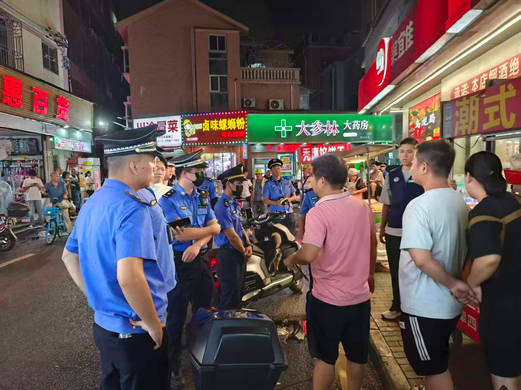 阻乱象保畅通——西乡街道集中整治占道经营