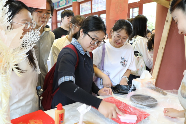 南昌师范学院学生参加“故纸藏珍 书香豫章”2026年中华传统晒书活动