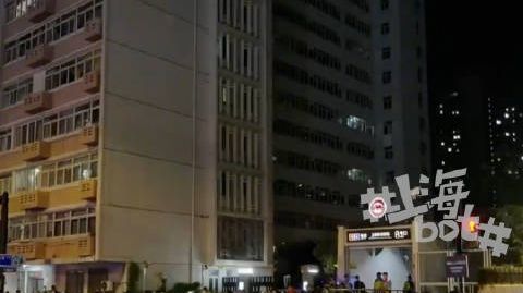 【上海体育场演唱会散场后留下数吨垃圾，环卫工通宵清运，外围近三公里冲