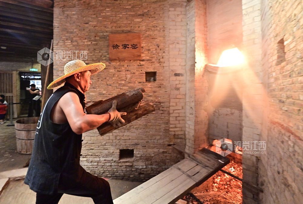 7月25日，始建于明末清初的徐家窑再次点燃窑火，窑工依照传统方式烧造瓷器。