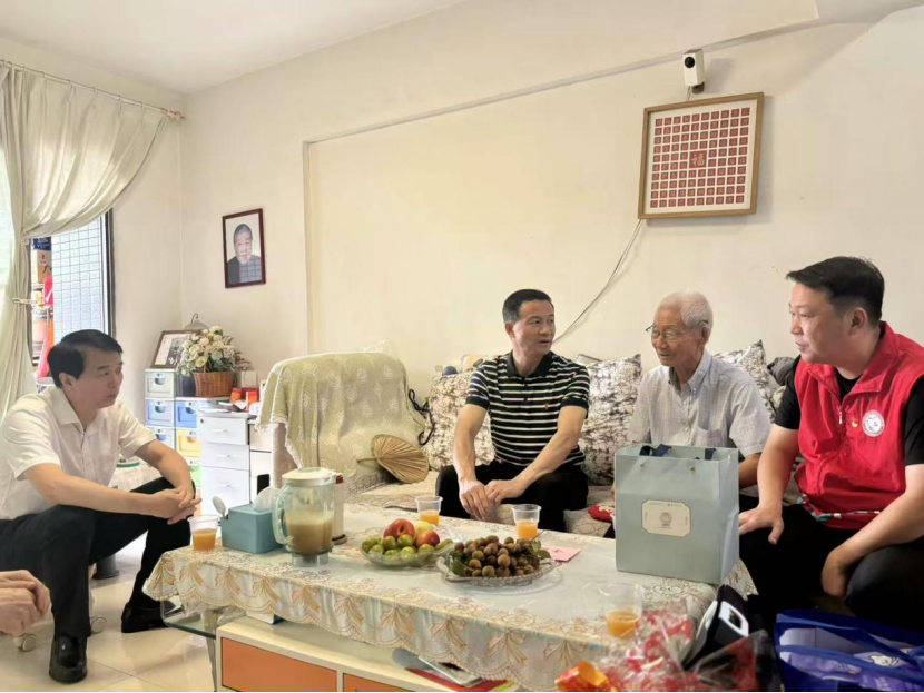 西乡街道退役军人服务站开展“八一”走访慰问抗美援朝老战士活动