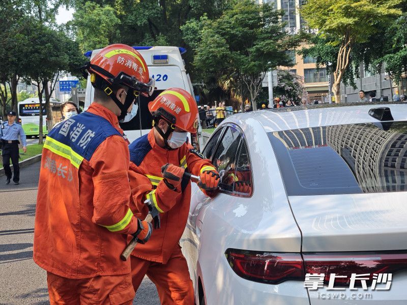 消防员正在营救网约车司机。 长沙晚报通讯员 徐秋华 摄