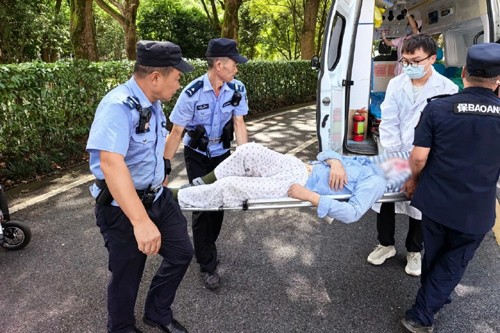 民警协助抬上急救车