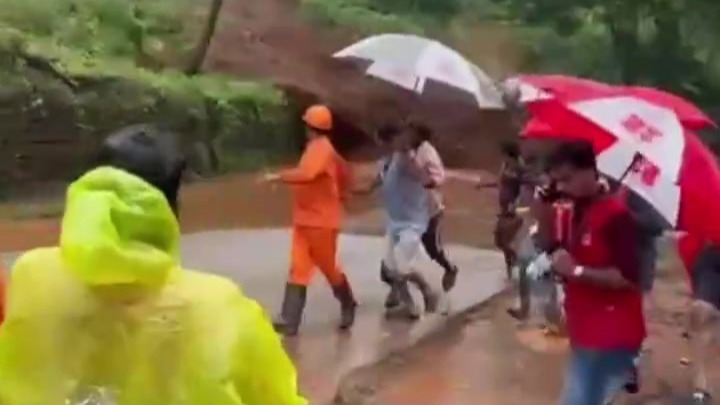 持续降雨致印度一地山体滑坡，镜头记录下惊险瞬间