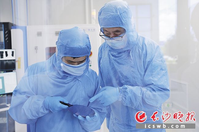 刘宇飞（右）和研发人员正在讨论测试数据。长沙晚报全媒体记者 刘攀 摄