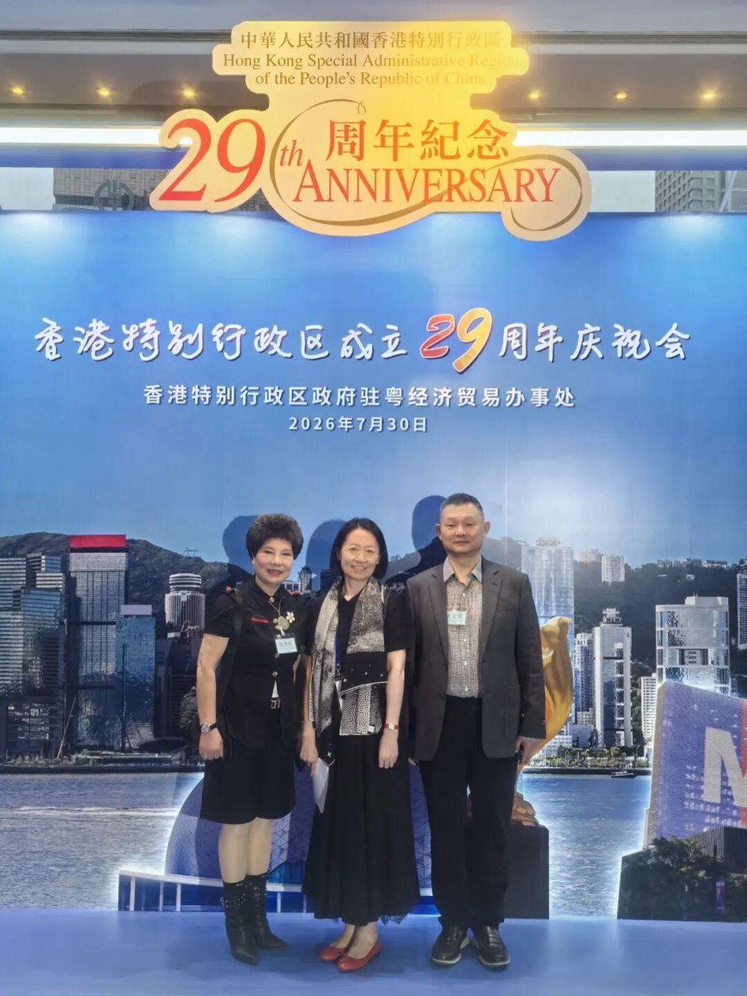 图:茂名外商协会副会长龚文佳(右一)与参会嘉宾交流
