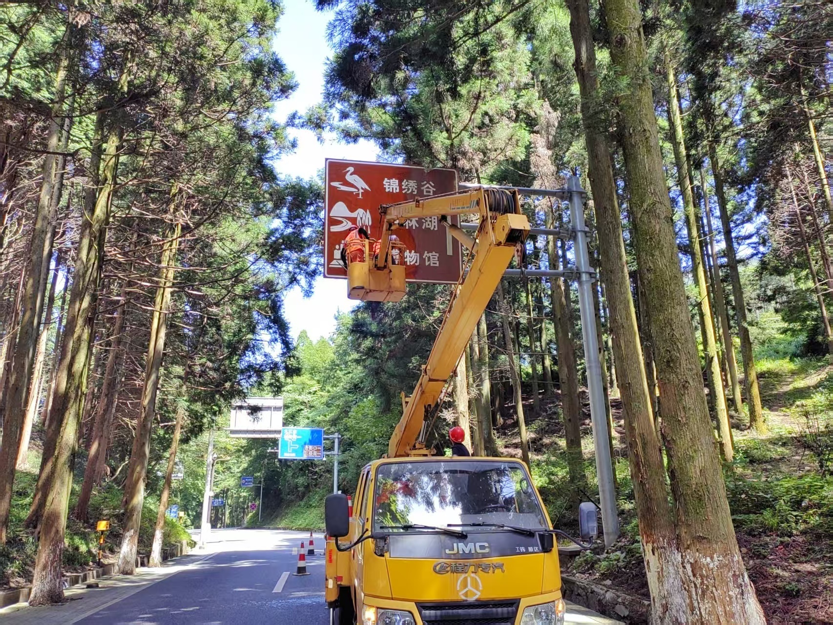 不负“热”爱,一路“橙”光!庐山公路人高温“烤”验守护畅安旅途