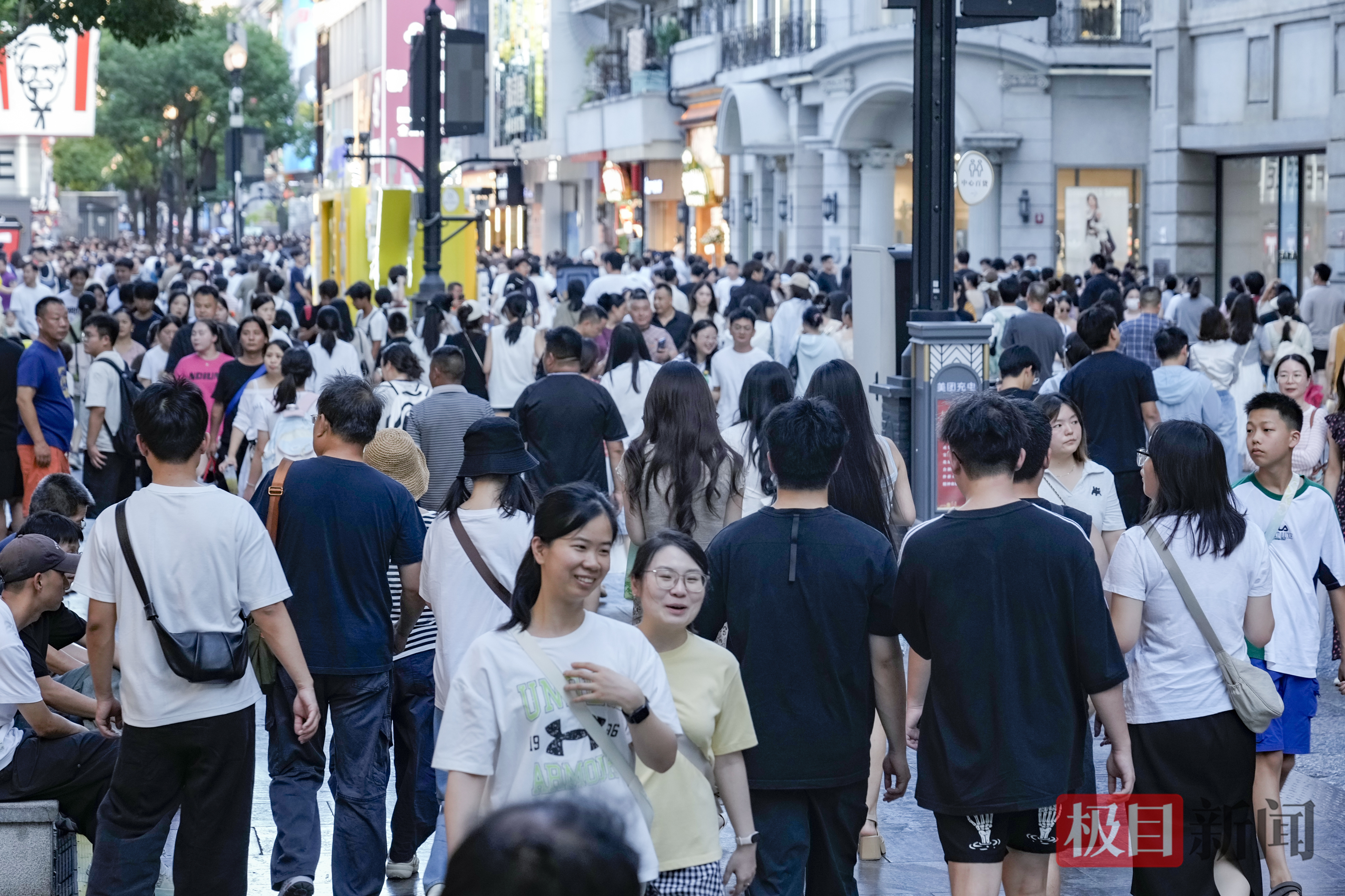 傍晚，江汉路变得熙熙攘攘