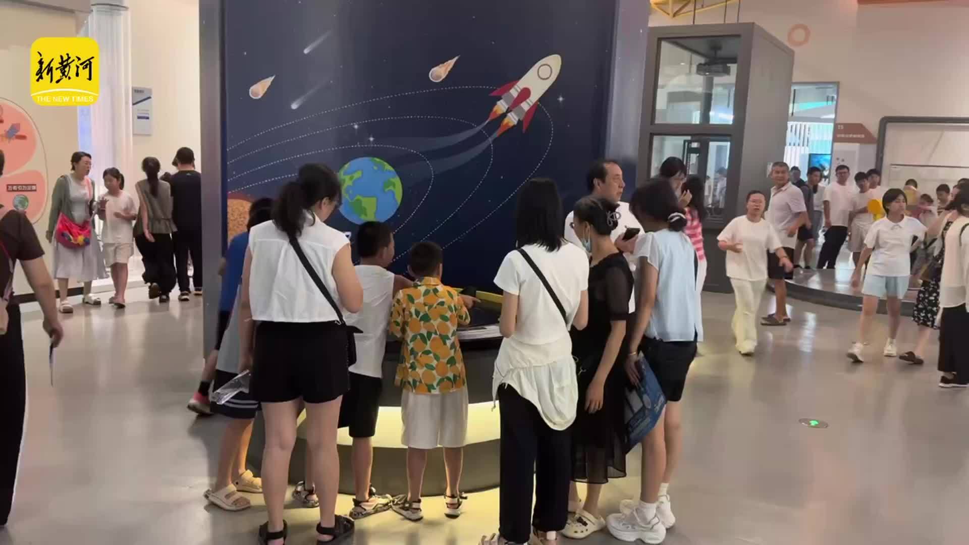 高温酷暑觅清凉，科技馆里探新知