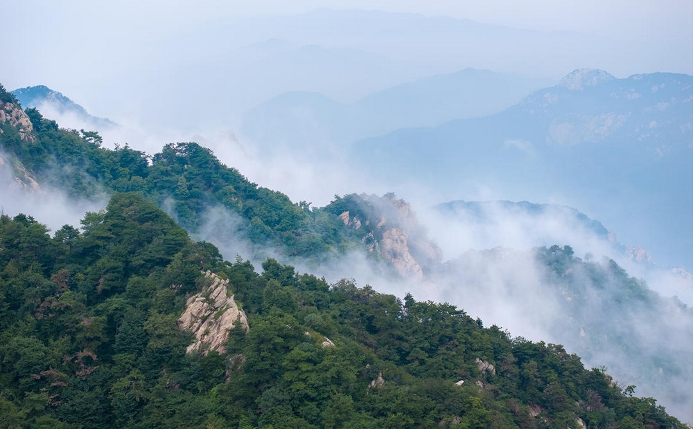 盛夏龟蒙山云雾氤氲