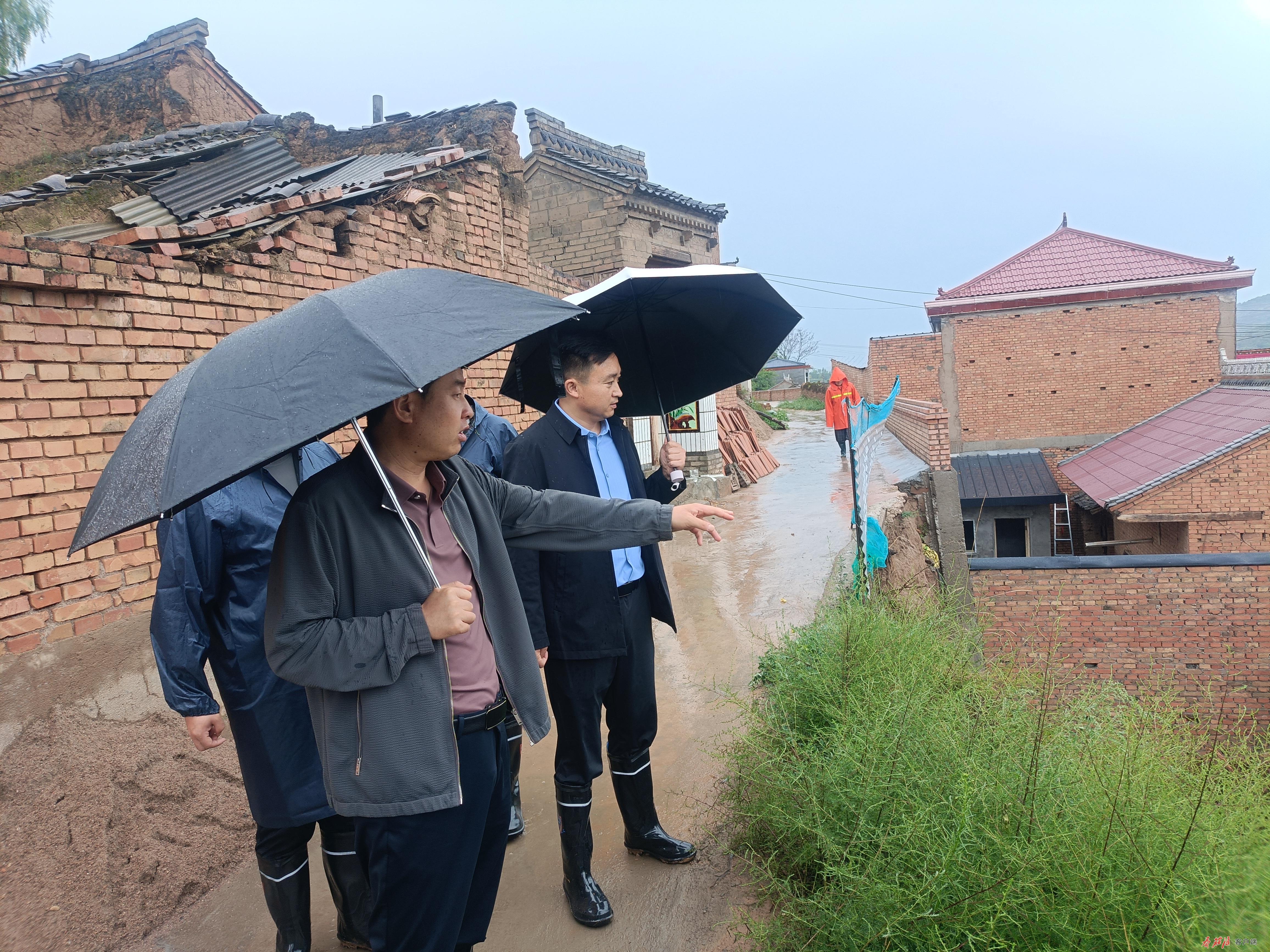 县云崖寺景区管委会主任张小兵深入盘安镇督导防汛工作