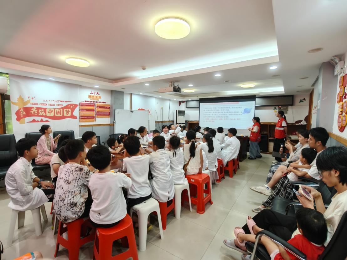 小小科学家“造”动暑假 ——西乡街道龙珠社区青少年巧手复刻“老物件”探索科学奥秘