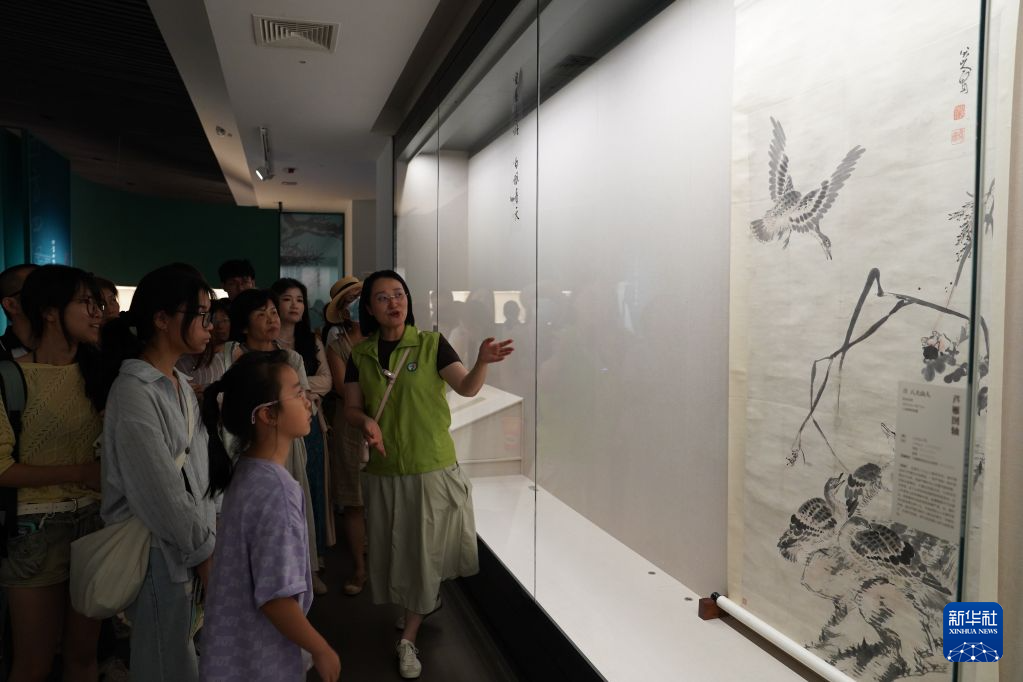 游客在八大山人纪念馆参观《芦雁图轴》(8月6日摄)。