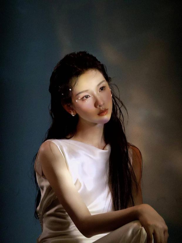 搜狐娱乐讯 近日,陈都灵工作室释出一组陈都灵写真花絮照片,她身穿白色缎面无袖长裙,搭配点缀珍珠的清透妆容,清灵纯欲,宛如天使。