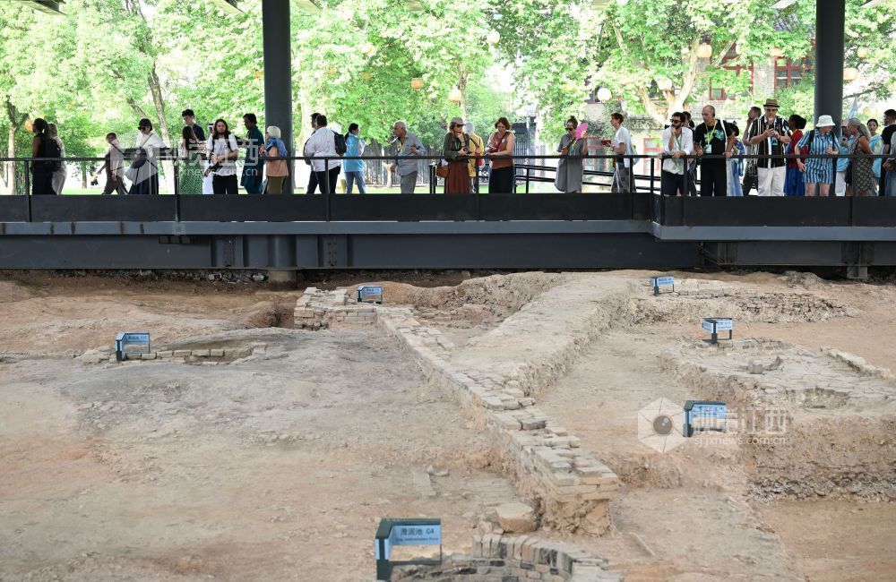 御窑厂窑址地处景德镇老城区中心，为明清两代御窑遗址。6月28日，海内外游客前来参观。