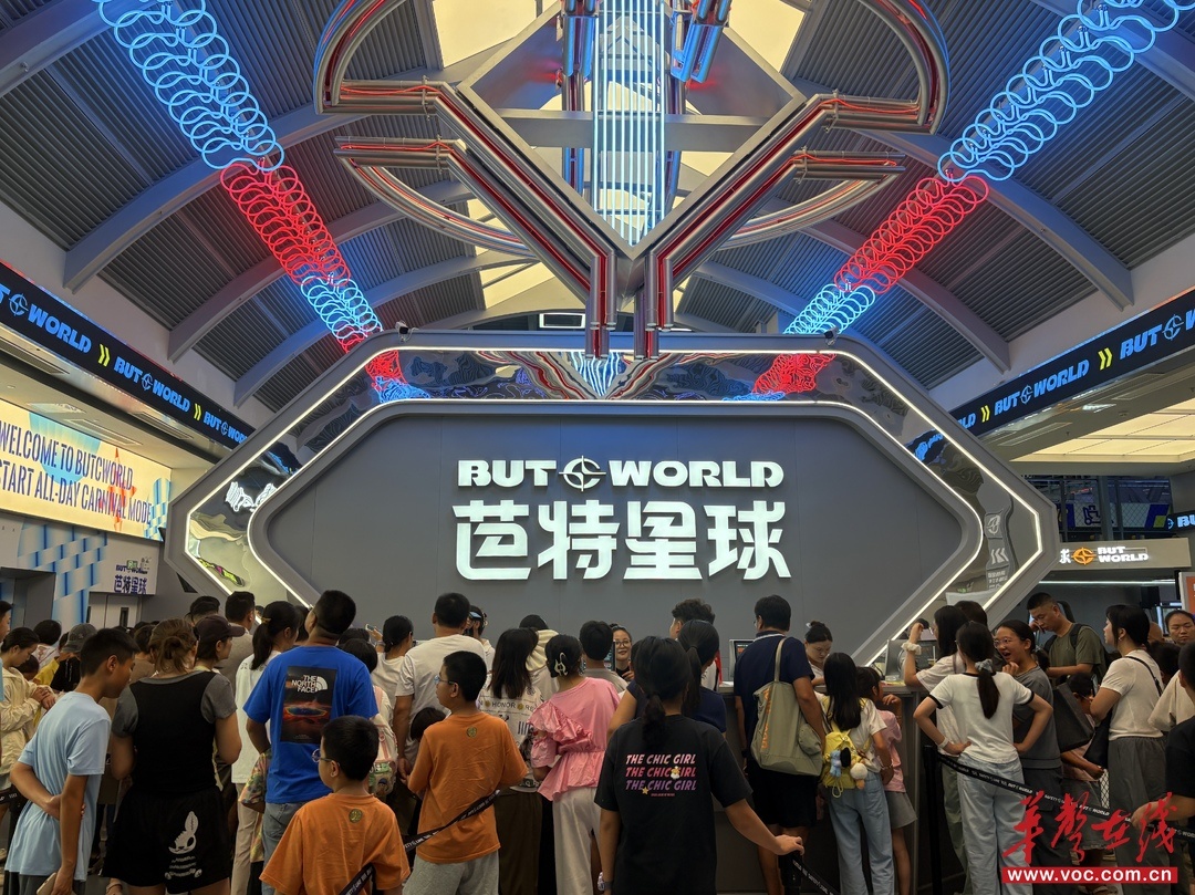 （游客在芭特星球排队。彭怀钰 摄）