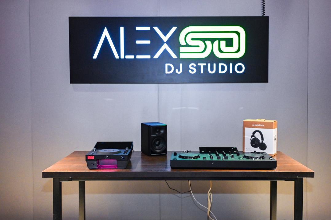 AlphaTheta 专业 DJ 产品于活动现场陈列展示