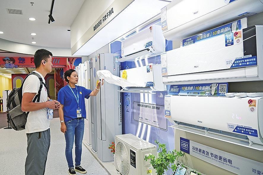 市民在兰州苏宁易购选购空调,家电以旧换新持续升温。