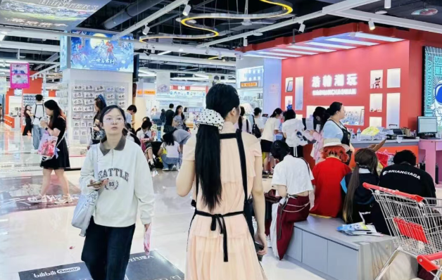 年轻人逛“谷子店”(图片来源于江西洪大集团)