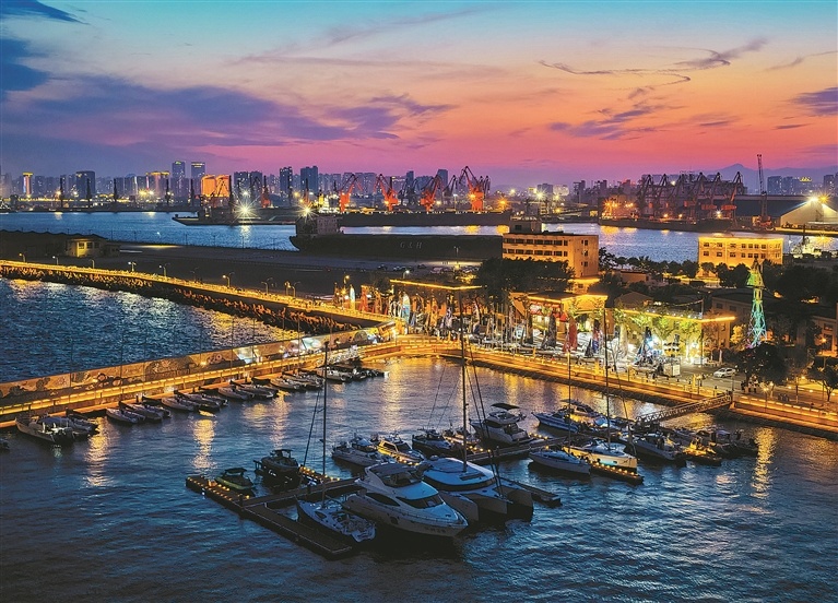 秦皇岛港口工业旅游区夜色旖旎。秦皇岛日报记者 李铎 见习记者 刘剑 本报通讯员 何畅 摄